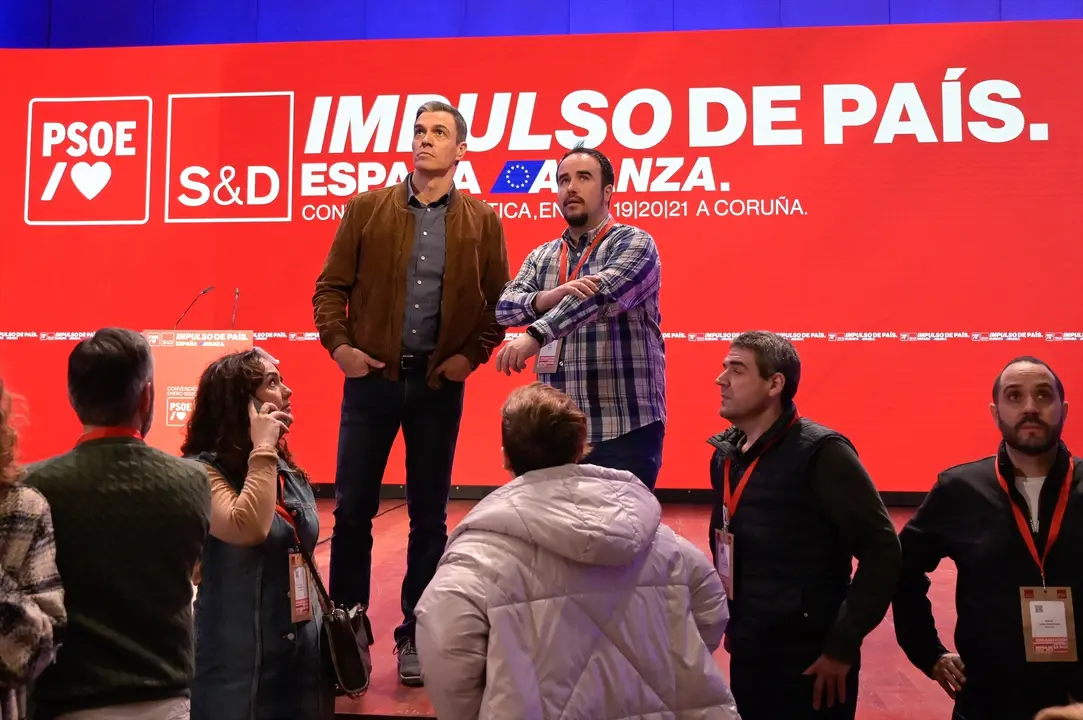 El presidente del Gobierno, Pedro S&aacute;nchez (i), durante la clausura de la convenci&oacute;n pol&iacute;tica del PSOE. EP / M. Dylan