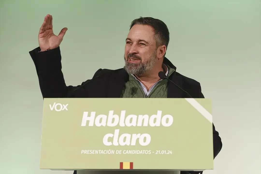 El l&iacute;der de Vox, Santiago Abascal, interviene durante la presentaci&oacute;n de candidatos para las elecciones gallegas. EP / Adri&aacute;n Irago