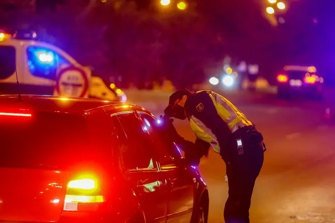 Un polic&iacute;a nacional para a un coche en un control policial en el Paseo de la Castellana de Madrid, incorporaci&oacute;n al nudo de manoteras, la noche del 2 de octubre del 2020. Las medidas de restricci&oacute;n del Gobierno central que afectan a municipios madrile&ntilde;os con alta incidencia de coronavirus han entrado en vigor a las 22 horas de esta noche. Los municipios que se ven afectados por estas nuevas restricciones son Madrid, Alcal&aacute; de Henares, Alcobendas, Alcorc&oacute;n, Fuenlabrada, Getafe, Legan&eacute;s, M&oacute;stoles, Parla y Torrej&oacute;n de Ardoz.
Ricardo Rubio / Europa Press
(Foto de ARCHIVO)
02/10/2020