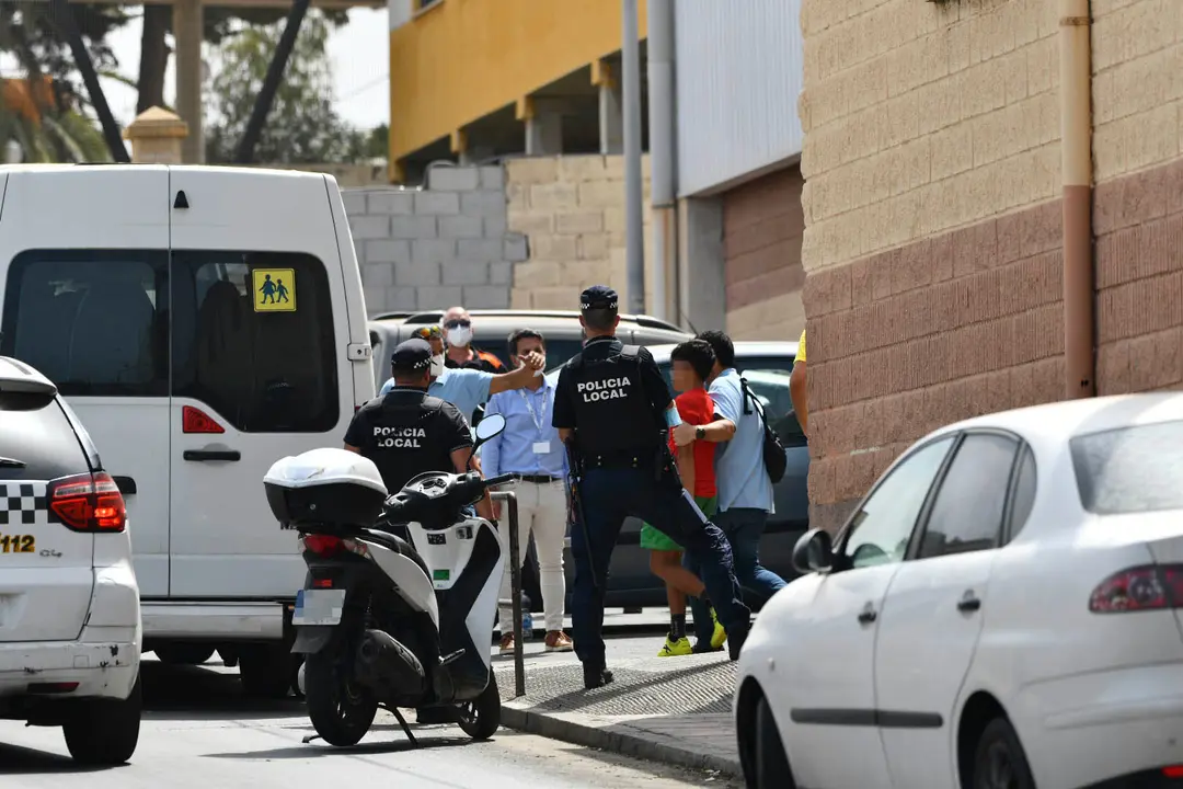 Varios agentes y veh&iacute;culos de la Polic&iacute;a Local de Ceuta acompa&ntilde;aron, en 2021, a menores no acompa&ntilde;ados hacia una furgoneta. Antonio Sempere / Archivo