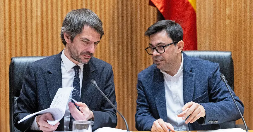 El ministro de Cultura, Ernest Urtasun (i), y el secretario primero de la Mesa del Congreso, Gerardo Pisarello (d). / Eduardo Parra