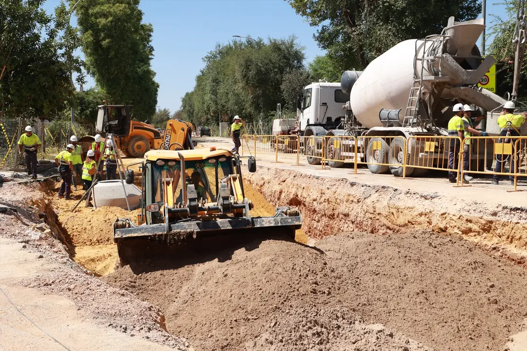 Un grupo de trabajadores en una obra. EP