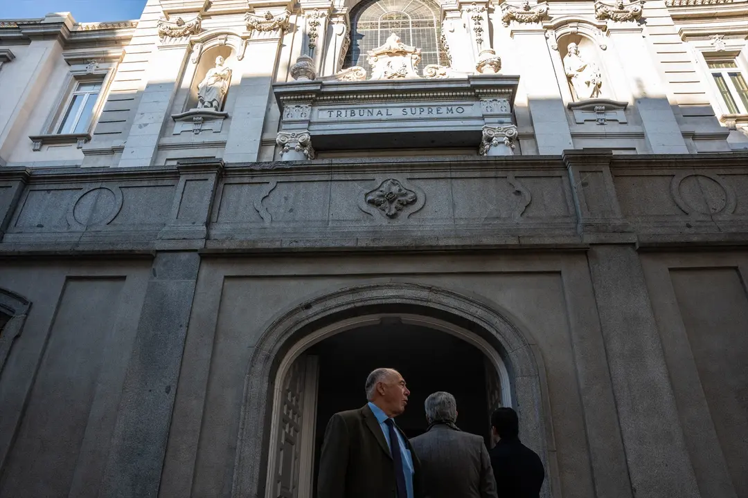 Varias personas junto al Tribunal Supremo. EP / Matias Chiofalo / Archivo