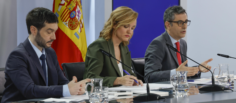 Los ministros de Derechos Sociales y de Justicia, flanqueando a la portavoz. EFE