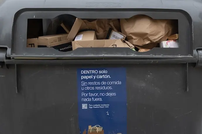Un contenedor de basura, a 29 de diciembre de 2023, en Madrid (Espa&ntilde;a). El Ayuntamiento de Madrid ha pedido colaboraci&oacute;n a la ciudadan&iacute;a no sacando la basura en Nochebuena, Navidad, Nochevieja y A&ntilde;o Nuevo, debido a que esos d&iacute;as no hay servicio de recogida. Dichas labores se reforzar&iacute;an los d&iacute;as posteriores a los festivos, con el fin de retirar los residuos generados en las celebraciones. El servicio volver&aacute; a la normalidad la noche del pr&oacute;ximo 1 al 2 de enero.
29 DICIEMBRE 2023;BASURA;NOCHEVIEJA;CONTENEDOR;NAVIDAD;SERVICIO;M&Iacute;NIMO;BASURERO;CAMI&Oacute;N;
Eduardo Parra / Europa Press
29/12/2023