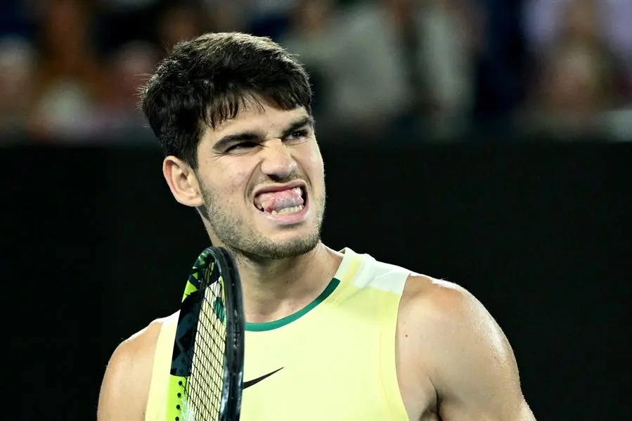 Carlos Alcaraz de Espa&ntilde;a reacciona durante su partido de cuartos de final masculino contra Alexander Zverev de Alemania en el d&iacute;a 11 del Abierto de Australia 2024 en Melbourne Park en Melbourne, Australia, 25 de enero de 2024. (Tenis, Alemania, Espa&ntilde;a) EFE/EPA/JOEL CARRETT AUSTRALIA Y NUEVA ZELANDA FUERA