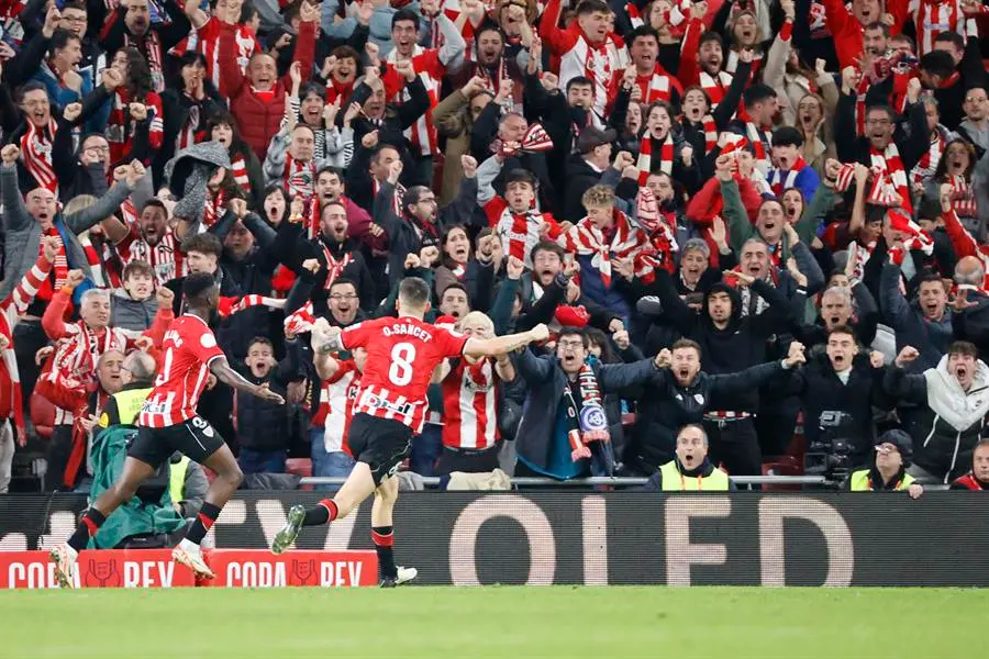 BILBAO, 24/01/2024.- El delantero del Athletic I&ntilde;aki Williams (i) celebra su gol, tercero del equipo vasco ante el FC Barcelona, durante el partido de los cuartos de final de la Copa del Rey de f&uacute;tbol que Athletic Club y FC Barcelona disputan este mi&eacute;rcoles en el estadio de San Mam&eacute;s. EFE/Luis Tejido