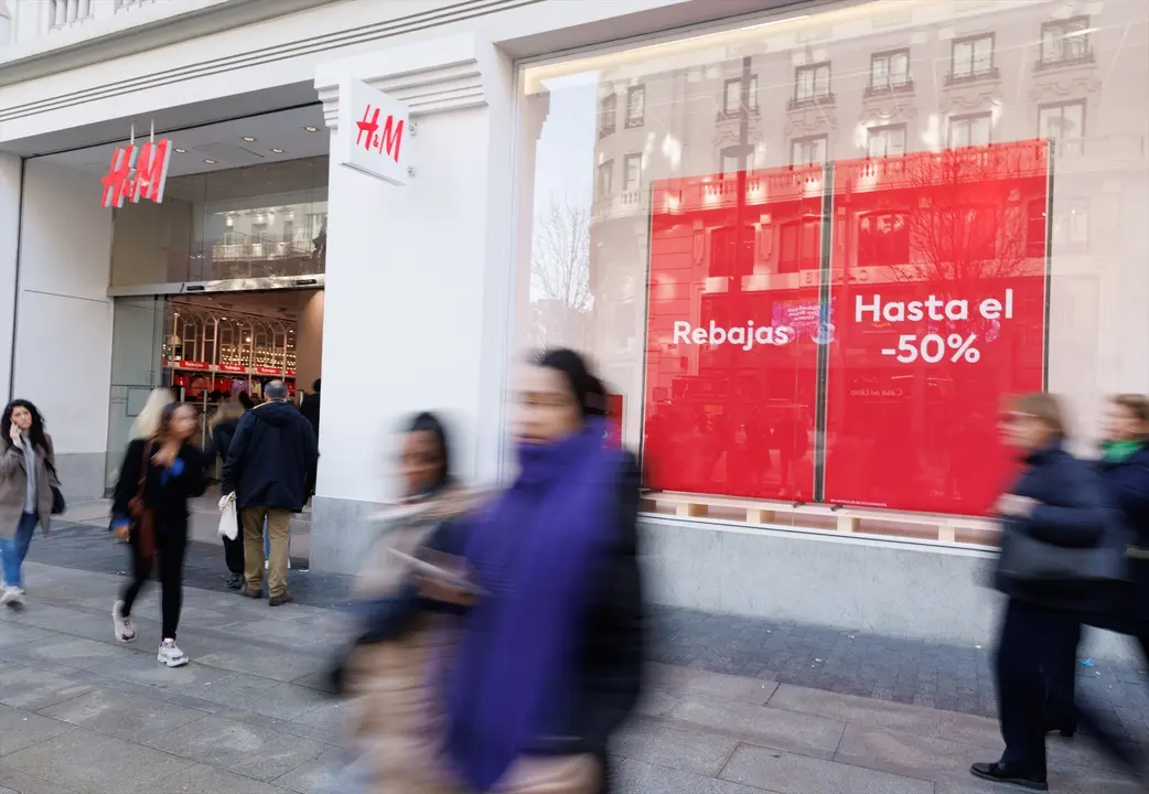 Varias personas caminan frente a una tienda de H&M. EP / Eduard Parra