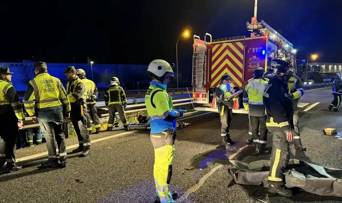 Imagen del accidente. Emergencias madrid
Tres muertos y tres heridos graves en un choque frontal en Madrid
Los fallecidos ten&iacute;an 37, 23 y 16 a&ntilde;os y se investiga si uno de los dos veh&iacute;culos circulaba en sentido contrario