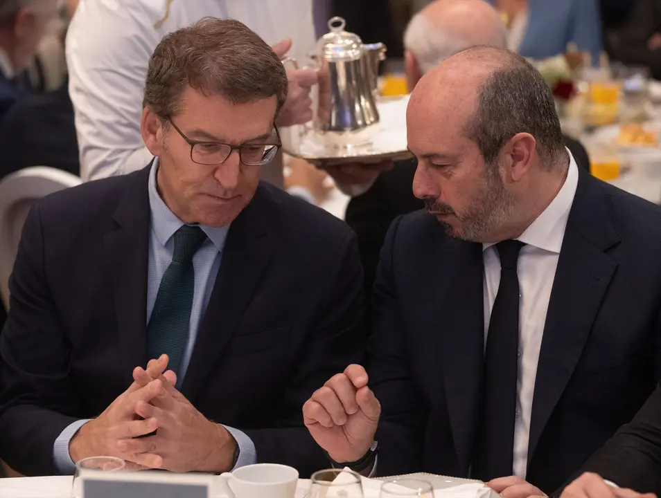 El presidente del Partido Popular, Alberto N&uacute;&ntilde;ez Feij&oacute;o (i) y el presidente del Senado, Pedro Roll&aacute;n (d), durante un desayuno informativo. EP / Eduardo Parra / Archivo