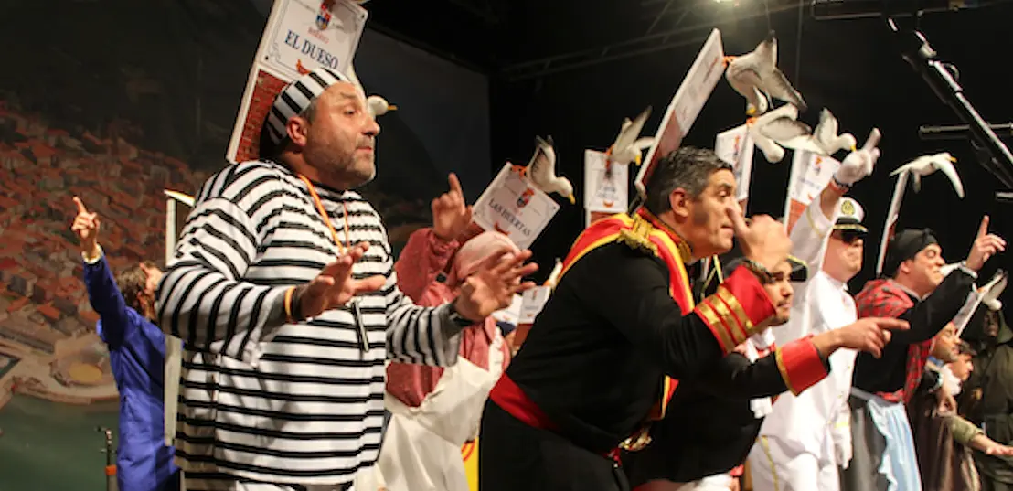 "Carnaval de Santo&ntilde;a: Una Noche de S&aacute;tira y M&uacute;sica que Pone en el Punto de Mira a Rubiales, Revilla y Ayuso"