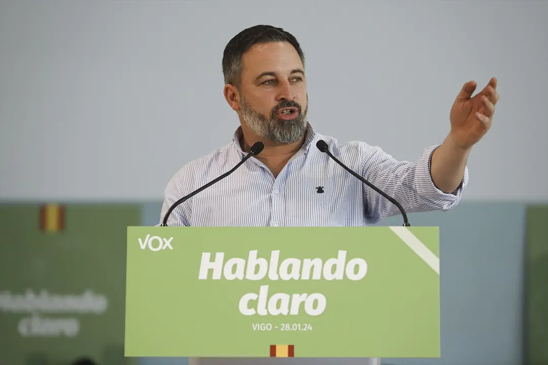 El presidente de Vox, Santiago Abascal, interviene durante un acto p&uacute;blico de precampa&ntilde;a, en el Auditorio Palacio de Congresos &lsquo;Mar de Vigo&rsquo;. EP / Adri&aacute;n Irago