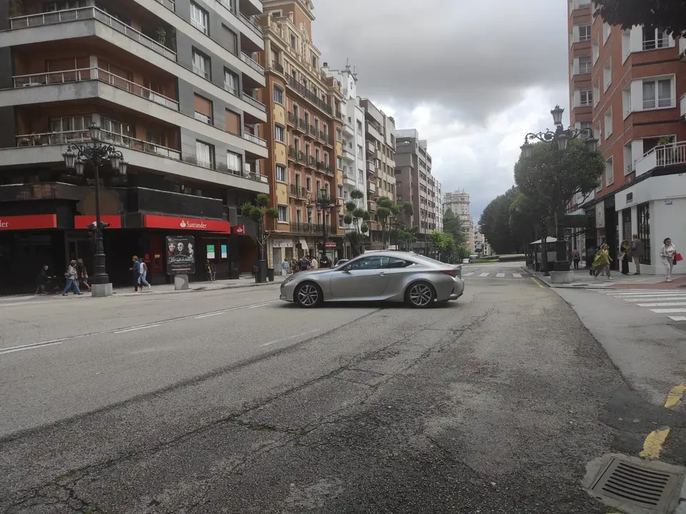 Una calle con varios pisos residenciales. EP