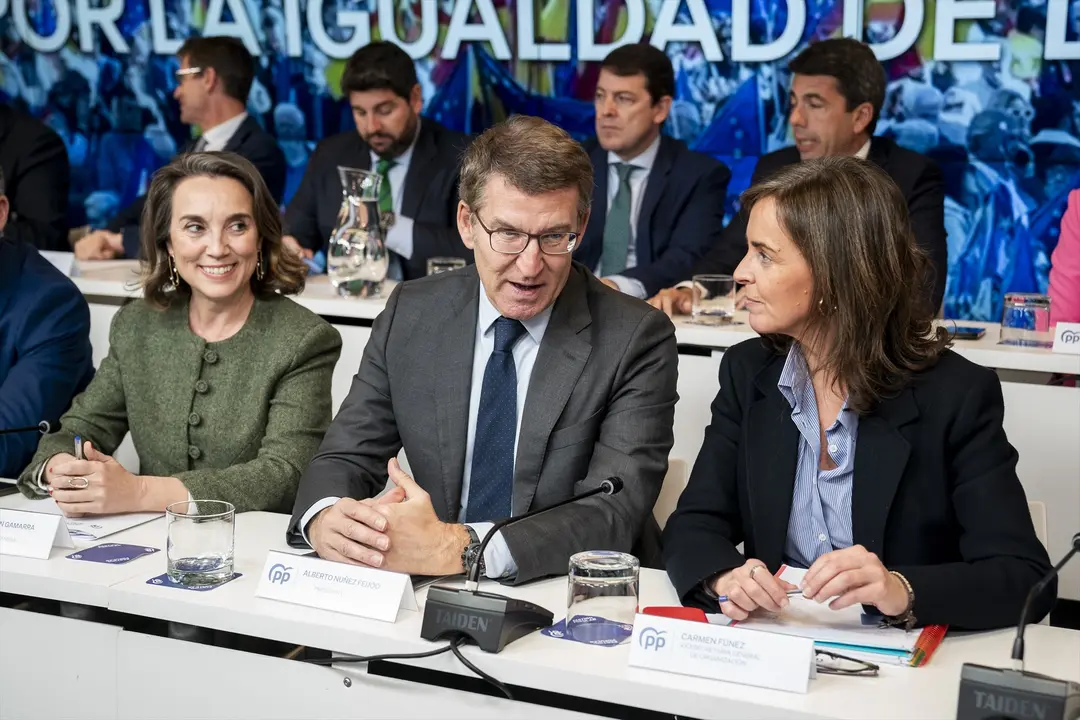 (I-D) La secretaria general del Partido Popular, Cuca Gamarra; el l&iacute;der del PP, Alberto N&uacute;&ntilde;ez Feij&oacute;o, y la vicesecretaria de Organizaci&oacute;n Territorial del PP, Carmen F&uacute;nez, durante la Junta Directiva Nacional del Partido Popular. EP / A. P&eacute;rez Meca