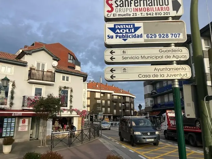 Vista de los carteles del Ayuntamiento de Suances. / A.E.