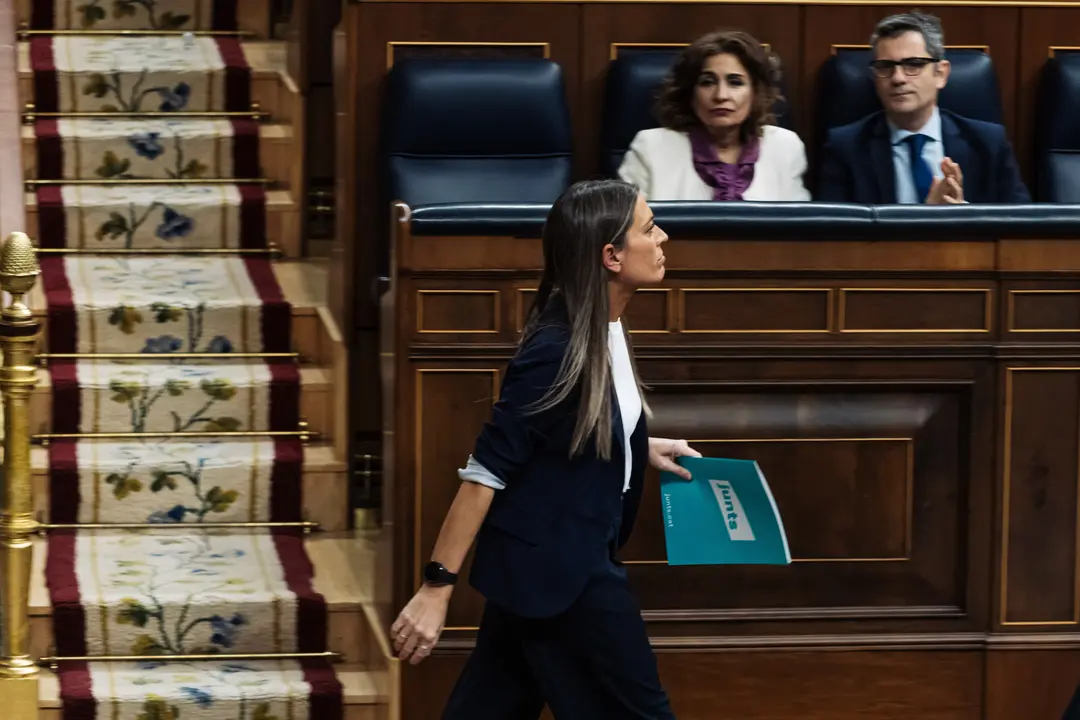 (I-D) La portavoz de Junts en el Congreso, Miriam Nogueras, la vicepresidenta primera del Gobierno y ministra de Hacienda, Mar&iacute;a Jes&uacute;s Montero, y el ministro de la Presidencia, Justicia y Relaciones con las Cortes, F&eacute;lix Bola&ntilde;os. EP / Fernando S&aacute;nchez