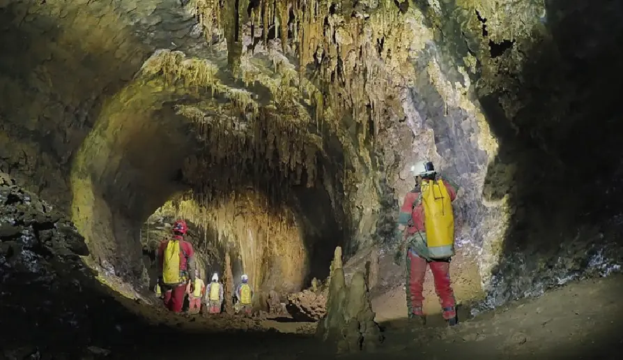 Vista del interior de una cueva del sistema de cavidades del Alto Tejuelo en Cantabria. / efe / SECJA Espeleolog&iacute;a