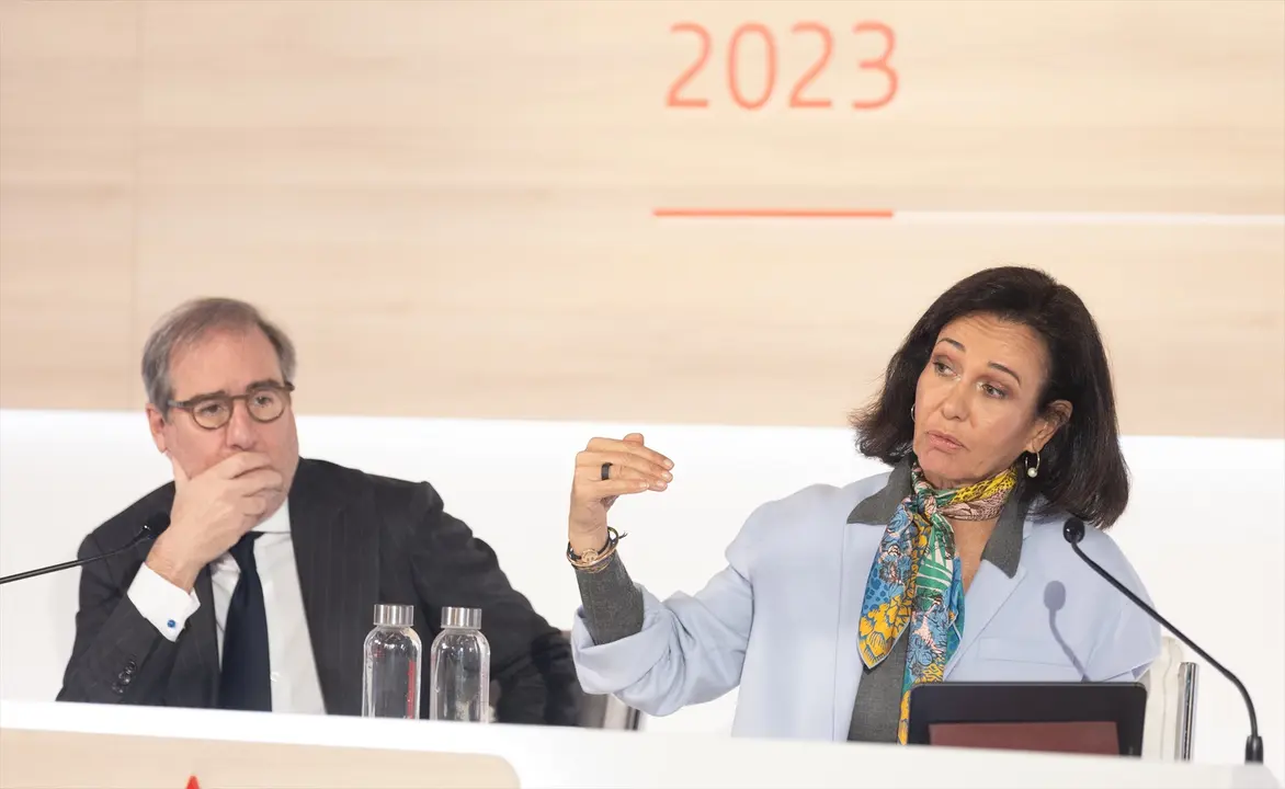 La presidenta del Banco Santander, Ana Bot&iacute;n, y el consejero delegado de la entidad financiera, H&eacute;ctor Grisi, durante la presentaci&oacute;n de los resultados del 2023 del Grupo Santander. EP / Eduardo Parra