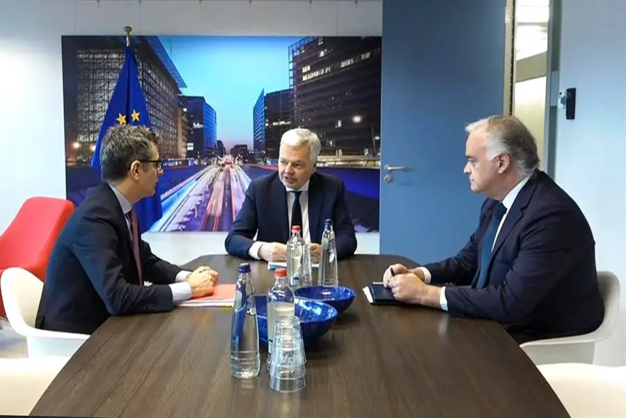 El comisario de Justicia europeo, Didier Reynders (c), ha reunido este mi&eacute;rcoles en Bruselas al ministro de Presidencia y Justicia, F&eacute;lix Bola&ntilde;os (i), y al vicesecretario de Acci&oacute;n Institucional del PP, Esteban Gonz&aacute;lez Pons. EFE / Pablo Garrig&oacute;s