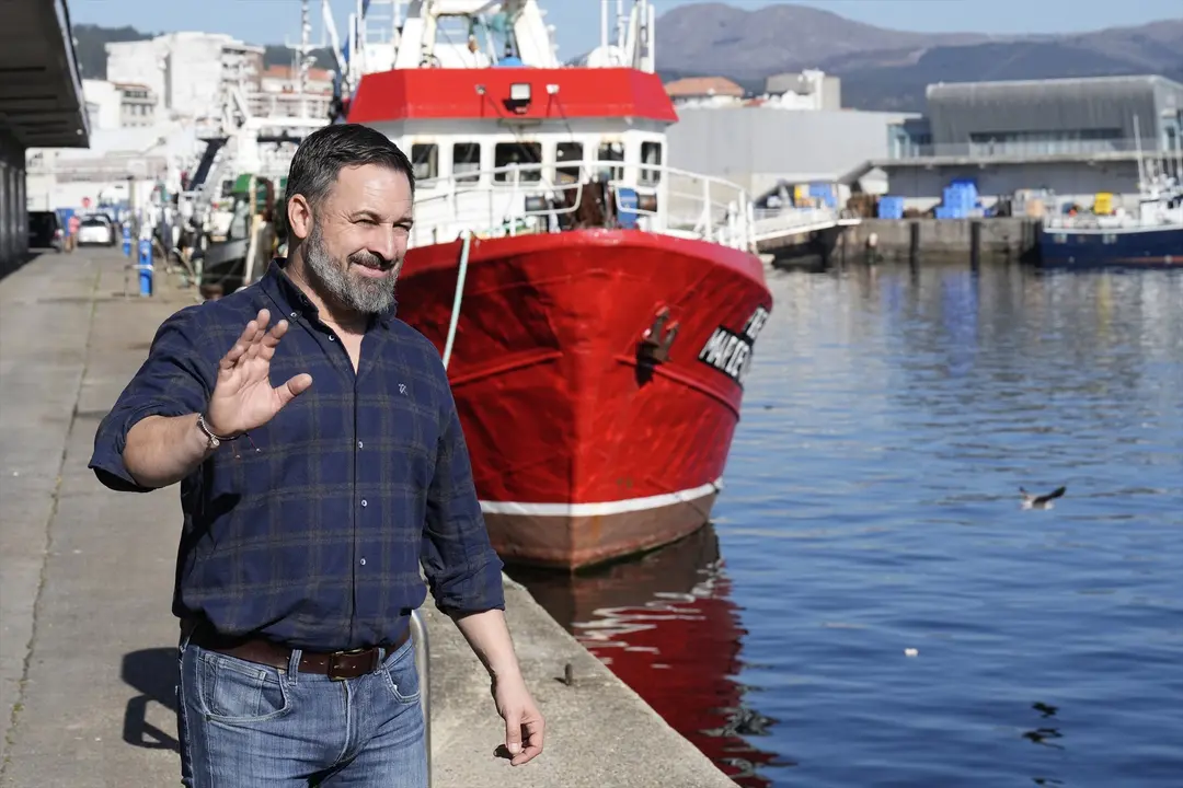 El l&iacute;der de Vox, Santiago Abascal, visita el puerto de Ribeira. EP / &Aacute;lvaro Ballesteros