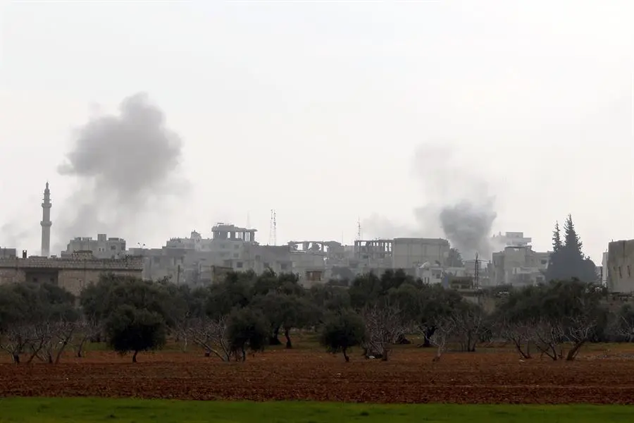 Humo se eleva durante un bombardeo en Siria, en una fotograf&iacute;a de archivo. EFE / Yahya Nemah