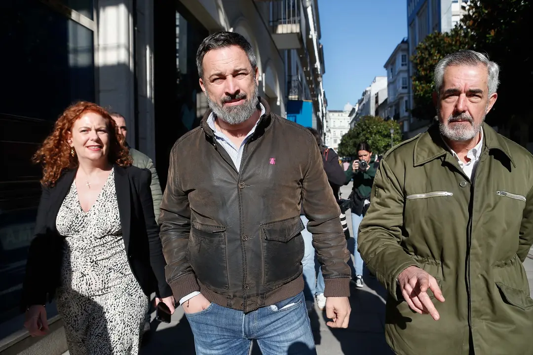 (I-D) La candidata de VOX en Lugo, Sonia Teijeiro, el l&iacute;der de VOX, Santiago Abascal, y el candidato a la Presidencia de la Xunta de Galicia y cabeza de lista de VOX por Pontevedra, &Aacute;lvaro D&iacute;az-Mella. EP / Carlos Castro