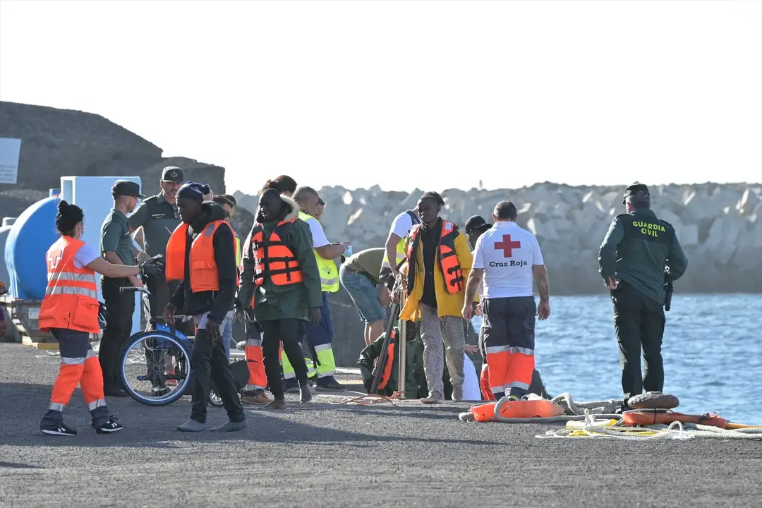 Varios emigrantes son atendidos a su llegada al muelle de la Restinga. EP
