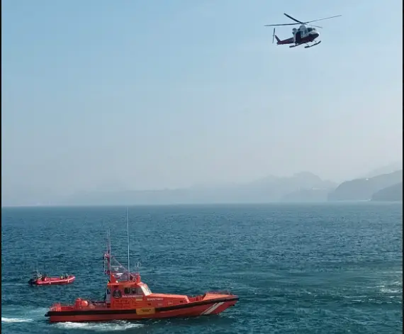 El equipo de Salvamento durante el rescate del cuerpo.