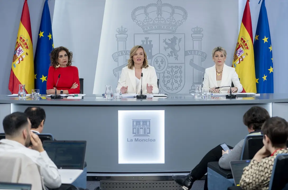 (I-D) La vicepresidenta primera y ministra de Hacienda, Mar&iacute;a Jes&uacute;s Montero; la ministra Portavoz, Pilar Alegr&iacute;a, y la vicepresidenta segunda y ministra de Trabajo y Econom&iacute;a Social, Yolanda D&iacute;az. EP / Alberto Ortega