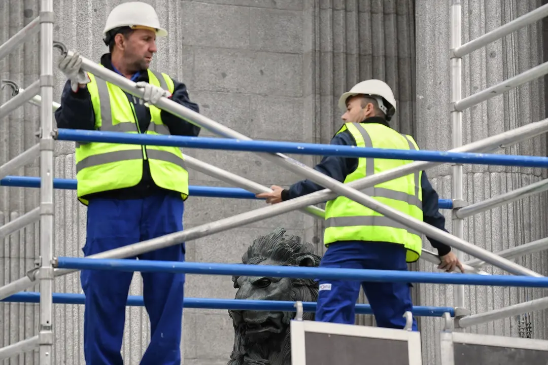 Dos operarios trabajando. EP / Fernando S&aacute;nchez