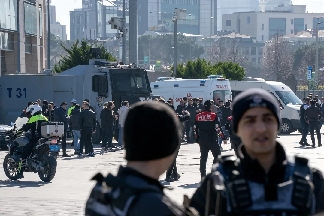 Oficiales de seguridad en el lugar de los hechos. EP / Tolga Uluturk