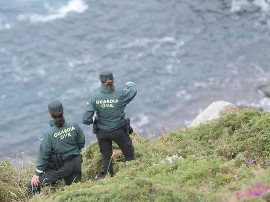Dos agentes de la Guardia Civil en una imagen de archivo. (EFE:Eloy Alonso)