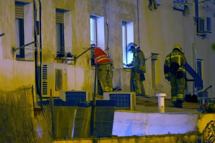Efectivos de los Servicios de Emergencias trabajan en el edificio derrumbado el martes en Badalona (Barcelona). EFE/Quique Garc&iacute;a