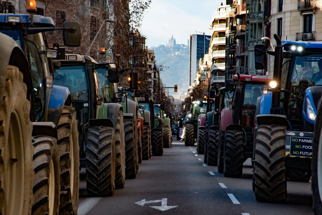Varios tractores de agricultores llegan a la conselleria de Acci&oacute;n Clim&aacute;tica  en Barcelona. EP / Alberto Paredes