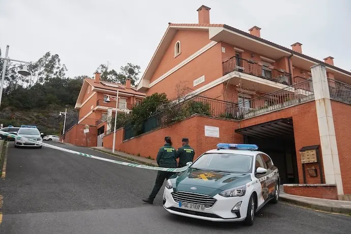 Un coche de la Guardia Civil frente a la vivienda donde han hallado el cuerpo sin vida de una mujer, a 8 de febrero de 2024, en Castro Urdiales, Cantabria (Espa&ntilde;a). La Guardia Civil ha detenido en la madrugada de hoy a los dos hijos menores de edad de la mujer que apareci&oacute; muerta y amordazada en Castro Urdiales. El cuerpo de la mujer apareci&oacute; sin vida y con signos compatibles a un homicidio, amordazada en el interior de un coche de la calle Monte Cerredo, ayer 7 de febrero por la noche. Ambos menores, de 13 y 16 a&ntilde;os, estaban en paradero desconocido, por lo que la Guardia Civil mont&oacute; un dispositivo para encontrarlos. Uno de ellos ha sido detenido, el segundo es inimputable y se ha dado cuenta a Fiscal&iacute;a de Menores, que ser&aacute; quien determine el proceder con ambos.
08 FEBRERO 2024;CASTO URDIALES;CANTABRIA;HIJOS MENORES;MUJER HALLADA SIGNOS DE VIOLENCIA;PIXELADA
C. Ortiz / Europa Press
08/2/2024