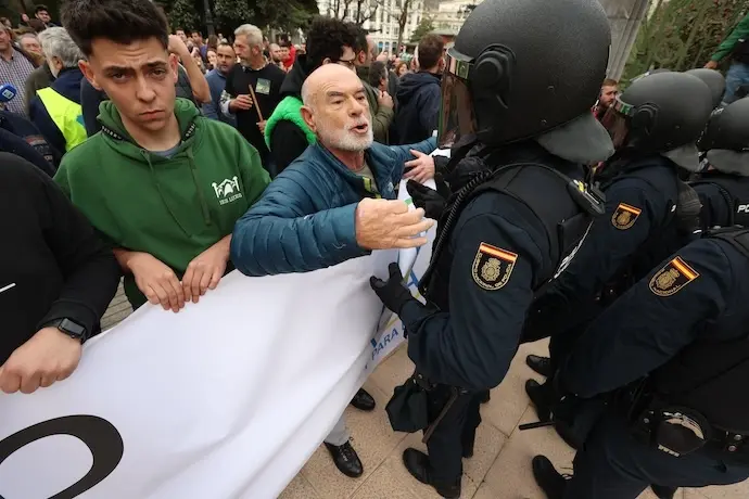 Decenas de personas se enfrentan a la polic&iacute;a, durante la tercera jornada de protestas de los ganaderos y agricultores para pedir mejoras en el sector, a 8 de febrero de 2024, en Oviedo, Asturias (Espa&ntilde;a). Agricultores y ganaderos de toda Espa&ntilde;a han sacado sus tractores a las carreteras por tercera jornada consecutiva para pedir mejoras en el sector, entre ellas exigir ayudas para afrontar las sequ&iacute;as que sufre el campo. Adem&aacute;s, protestan contra las pol&iacute;ticas europeas y su falta de rentabilidad.
08 FEBRERO 2024;TRACTORES;AGRARIO;SECTOR GANADERO;AGRICULTORES;POLIC&Iacute;A;
Imanol Rimada / Europa Press
08/2/2024