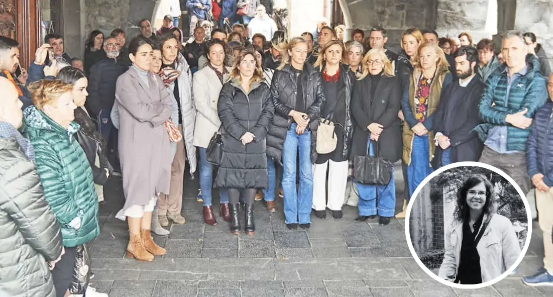 La alcaldesa de Castro Urdiales, Susana Herr&aacute;n (c), durante un minuto de silencio celebrado ayer. / c. ortiz