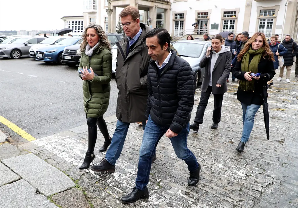 (I-D) La candidata del PPdeG por la provincia de A Coru&ntilde;a, Martina Aneiros, el presidente del Partido Popular, Alberto N&uacute;&ntilde;ez Feij&oacute;o, y el alcalde de Ferrol, Jos&eacute; Manuel Rey. EP / Ra&uacute;l Lomba