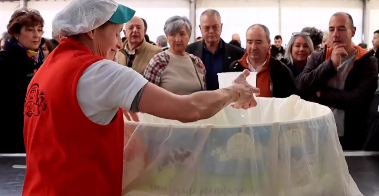 M&aacute;s de 400 litros de leche, dos personas y m&aacute;s de 5 horas han servido este domingo para elaborar en el municipio c&aacute;ntabro de Ruiloba el queso fresco m&aacute;s grande de Espa&ntilde;a, con un peso de unos 120 kilos. EFE/ Celia Ag&uuml;ero Pereda