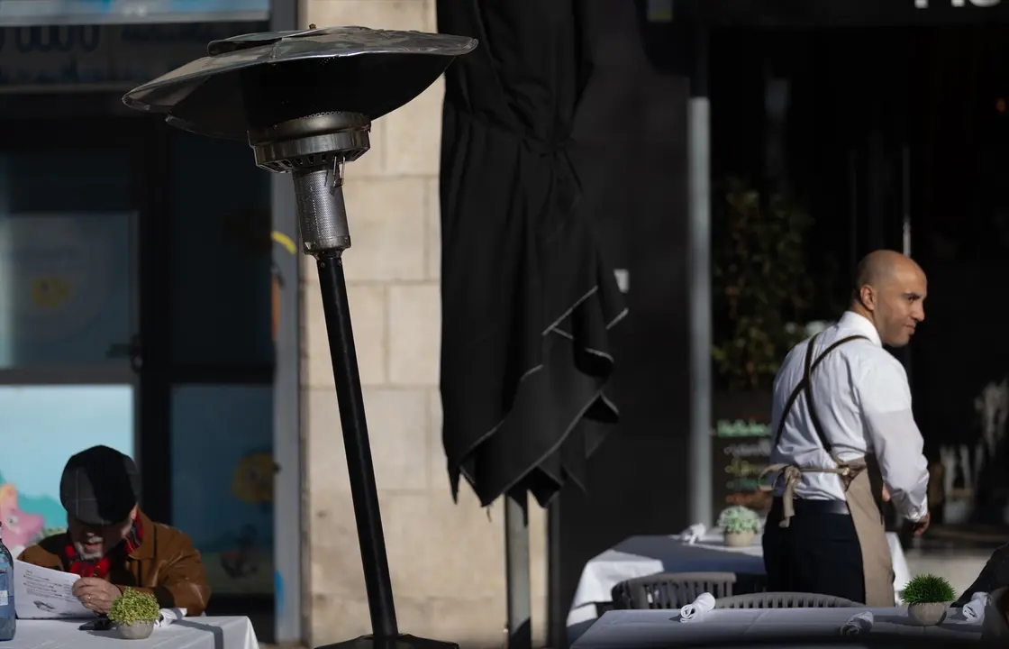 Un mesonero en una terraza de un bar. EP / Archivo