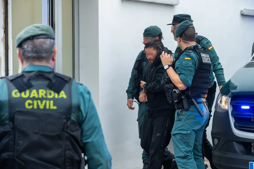 Uno de los detenidos llegando a los juzgados en Barbate, C&aacute;diz. EP / Francisco J. Olmo