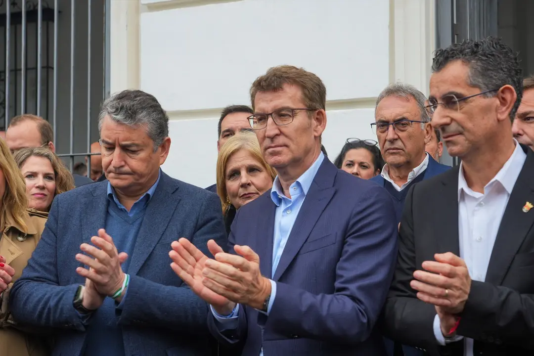 El presidente del Partido Popular, Alberto N&uacute;&ntilde;ez Feij&oacute;o, asiste al minuto de silencio en el Ayuntamiento de Barbate por los dos guardias civiles asesinados el pasado viernes por una narcolancha. EP / Fancisco J. Olmo
