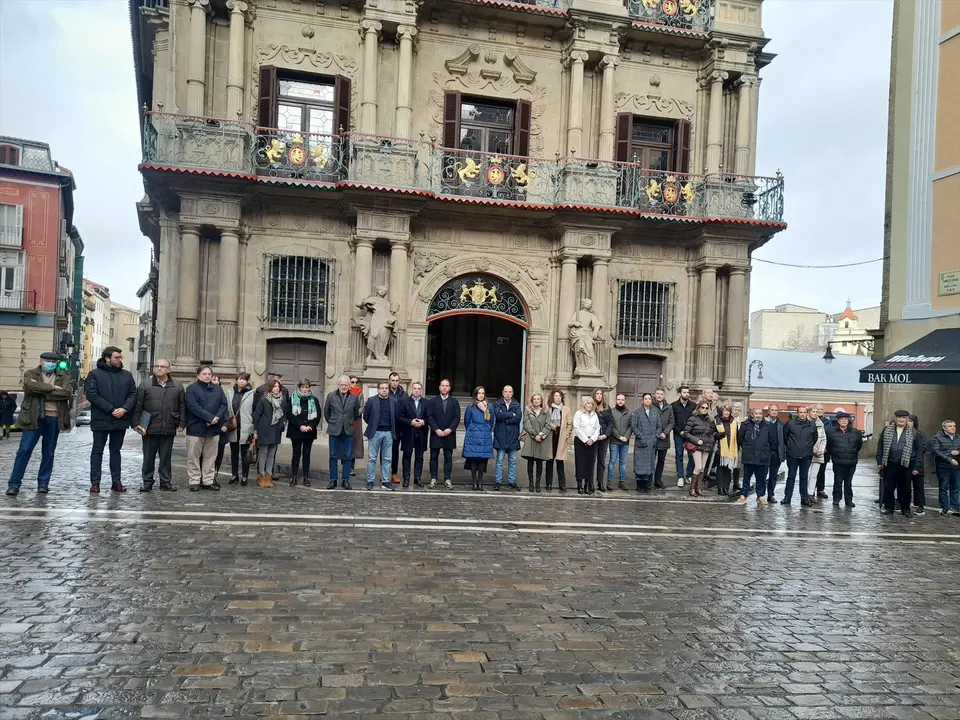 Concentraci&oacute;n convocada por UPN y PP en Pamplona por los guardias civiles fallecidos en Barbate. EP