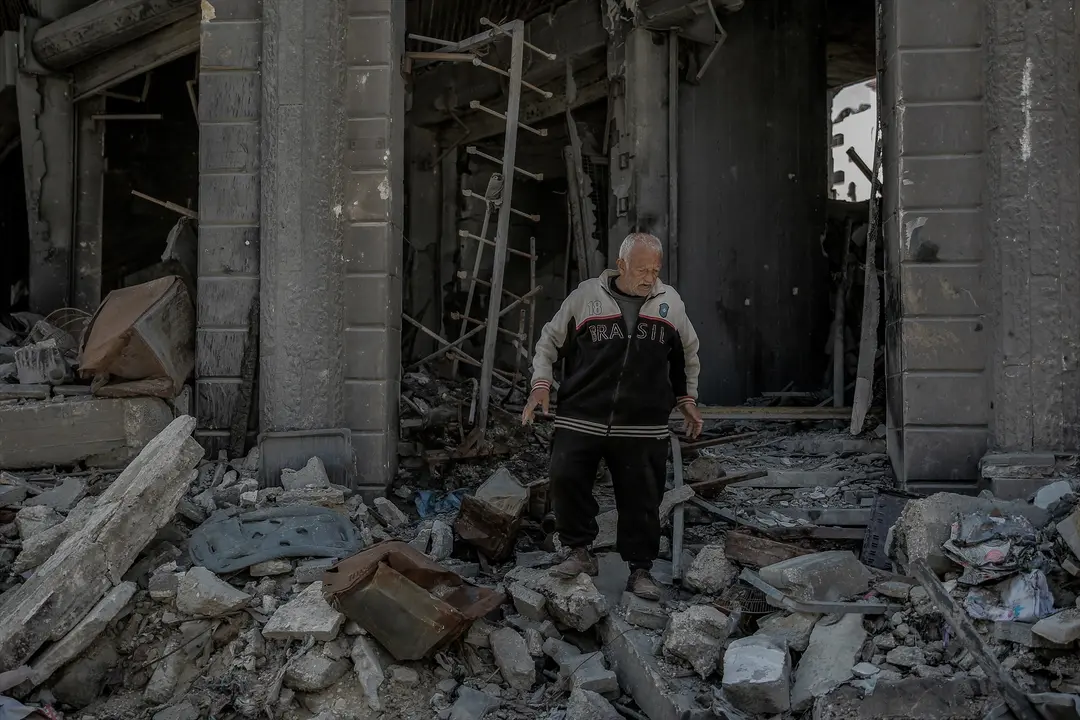 Un hombre en medio de un edificio destruido en Gaza. EP / Omar Ishaq