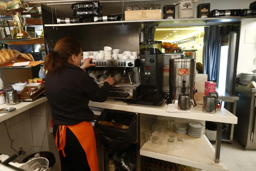 Una persona trabajando en una cafeter&iacute;a. EP