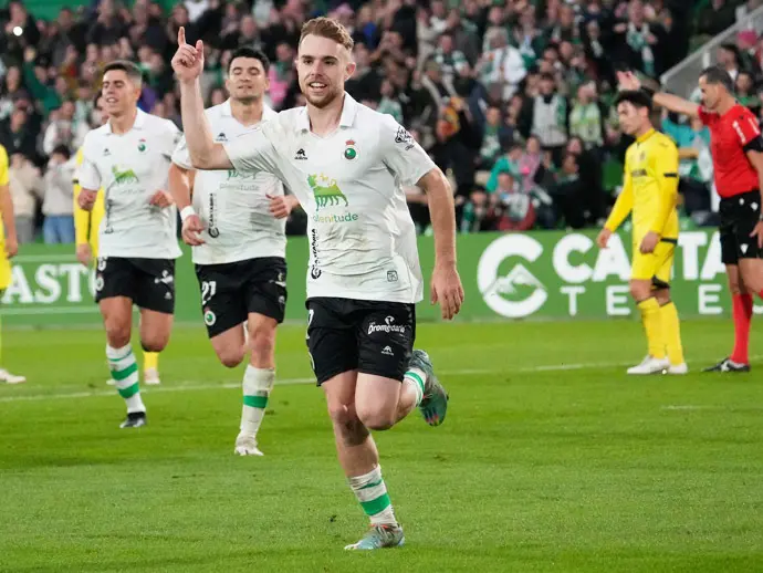 El jugador del Racing Peque celebra un gol. / Racing de Santander