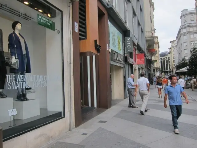 Personas caminando por el centro de Santander. EP