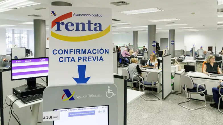 Varias personas son atendidas en la Agencia Tributaria para presentar la declaraci&oacute;n de la renta. / Carlos Luj&aacute;n
