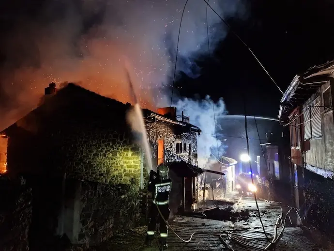 Bomberos del 112 Cantabria trabajan incansablemente durante la noche para extinguir el devastador incendio en Buyezo, Cabez&oacute;n de Li&eacute;bana. / A.E.