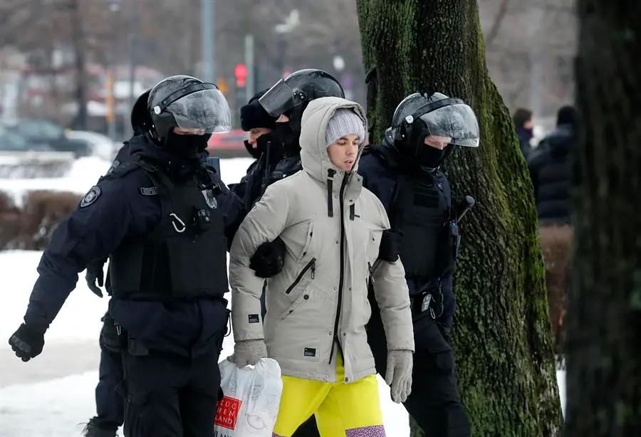 La polic&iacute;a detuvo a varias personas que homenajeaban a Alexei Nalvani en San Petersburgo, Rusia. / ANATOLY MALTSEV